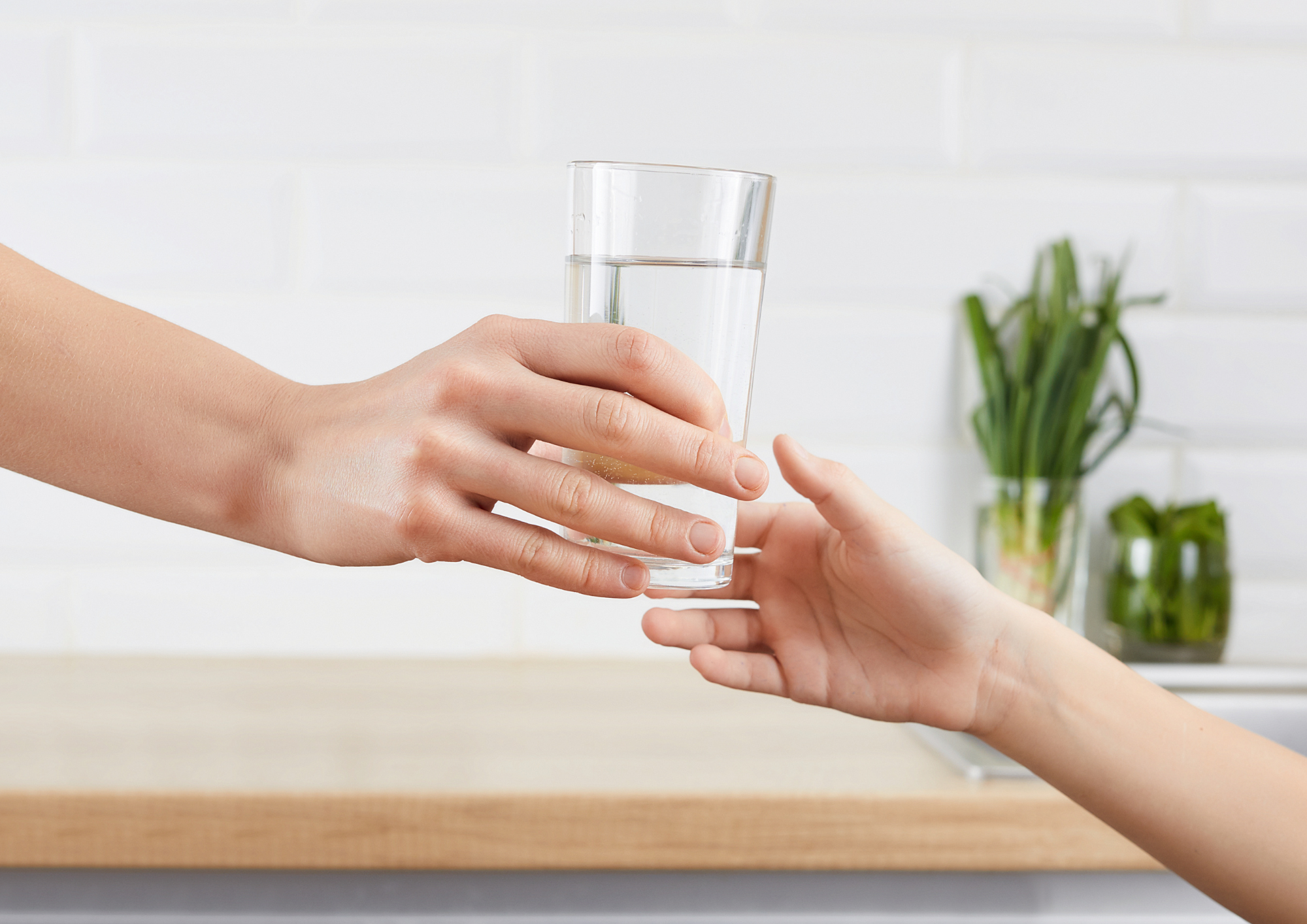 Dos personas compartiendo agua de osmosis domestica