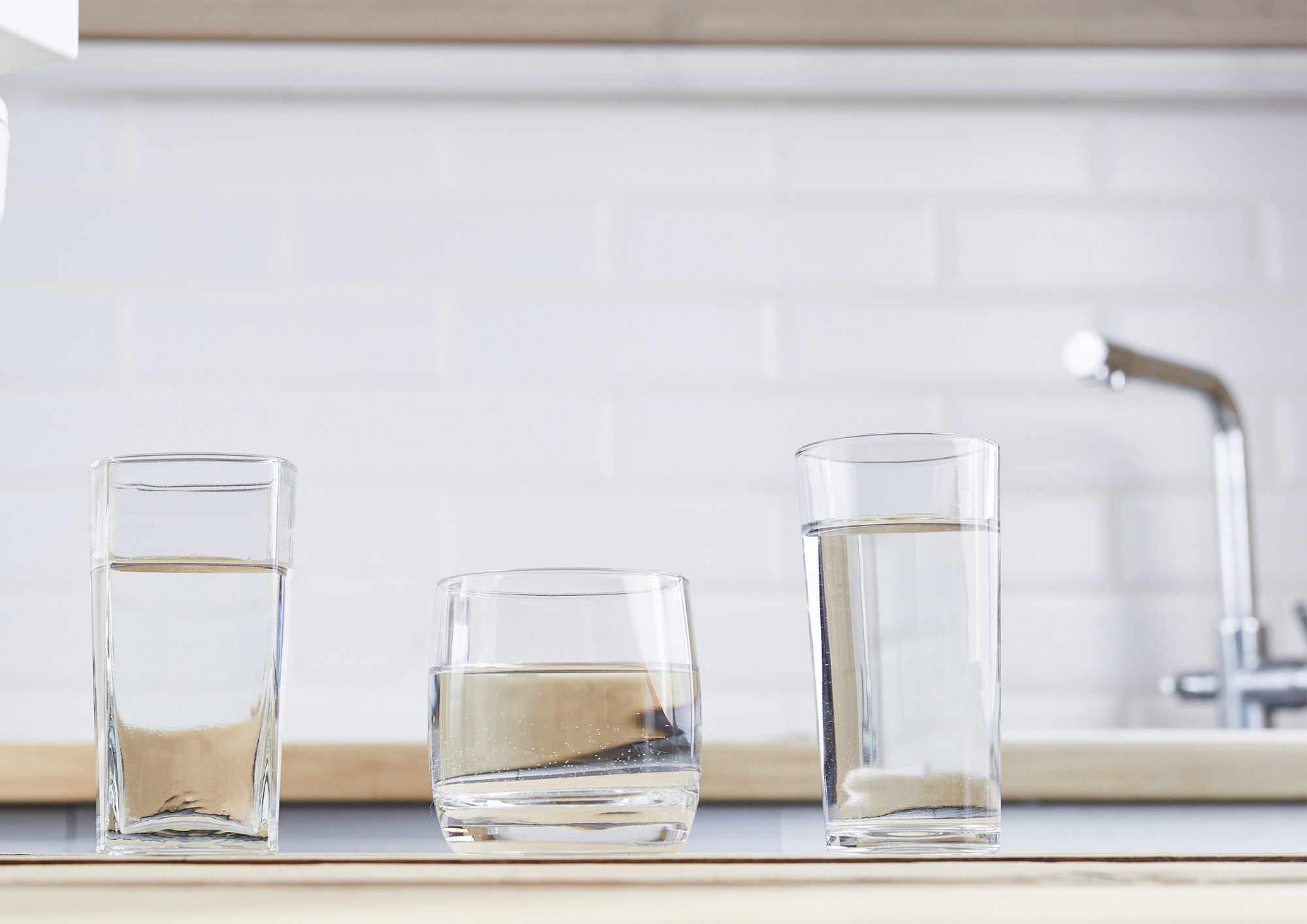 Tres vasos de agua osmotizada en la cocina