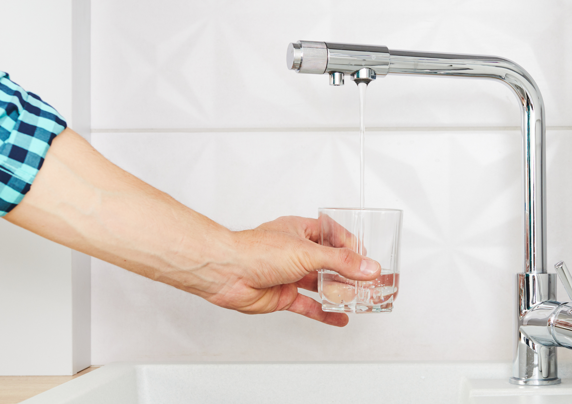 Vaso llenandose de agua de osmosis del grifo
